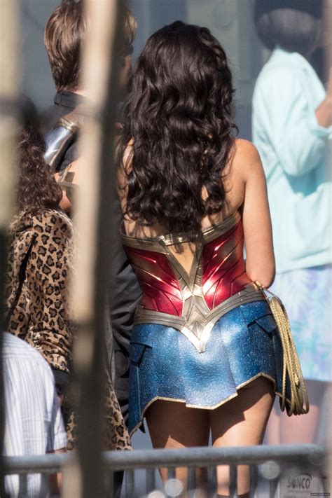 Gal Gadot Wonder Woman Costume Wallpaper Nars