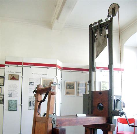 A short video highlighting the key history and proceedure of the fallbeil (german guillotine) execution device. Todesstrafe in Deutschland: Der Raubmörder unterm Fallbeil - WELT