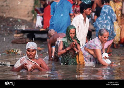 las mujeres indias emprendiendo el baño ritual en el ganges en varanasi india foto and imagen de