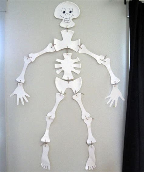 Información detallada sobre como hacer un esqueleto humano movible con material reciclado podemos compartir. Esqueleto con platos - Actividades para niños, manualidades fáciles y juegos creativos