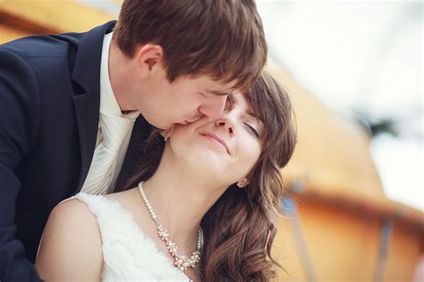 人前でキスなんて恥ずかしい。結婚式「誓いのキス」に代わる演出【10選】 ウェディングメディアmarrial