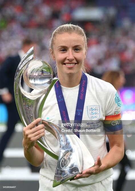 leah williamson of england lifts the uefa women s euro 2022 trophy news photo getty images