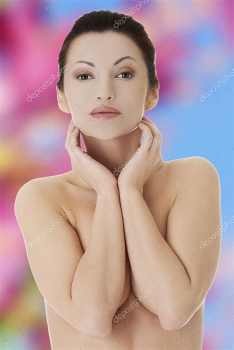 Mujer desnuda cubriéndose el pecho fotografía de stock piotr marcinski Depositphotos