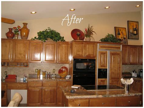 Paint the space above your cabinets a color that pops against the color of the cabinetry, the ceiling, and the backsplash for maximum impact. decorating ideas for space above kitchen cabinets en 2020 ...