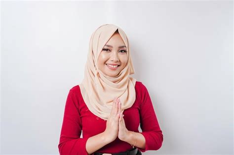 Premium Photo Portrait Of A Young Beautiful Muslim Woman Wearing A
