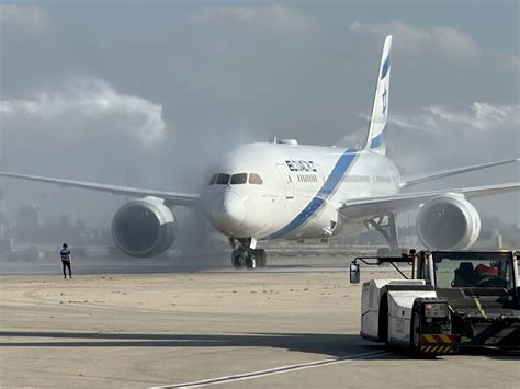 מטוס הדרימליינר החדש של אל על נחת בנתב״ג חדשות תעופה