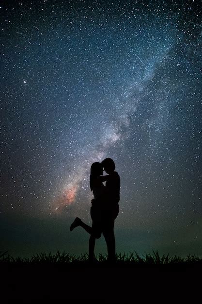 Couple Ayant Un Moment Romantique Au Fond De La Nuit Est La Voie Lactée