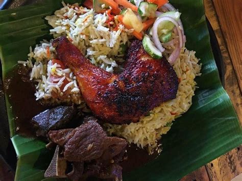 The name 3 budak gemok has been hitting the online waves, getting all the attention for their ayak masak kicap with uber spicy sambal. Nasi Lemak Daun Pisang Shah Alam - Umpama w