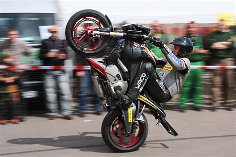 Ladies and gentleman, we give you the wheelie. wheeling — Wiktionnaire