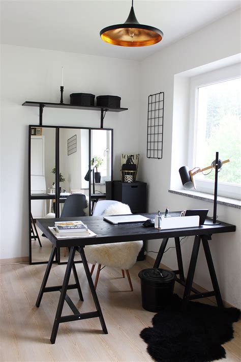 Steady studies and room for rest. Homestory: Home-Office mit Ikea, Voga und Eames