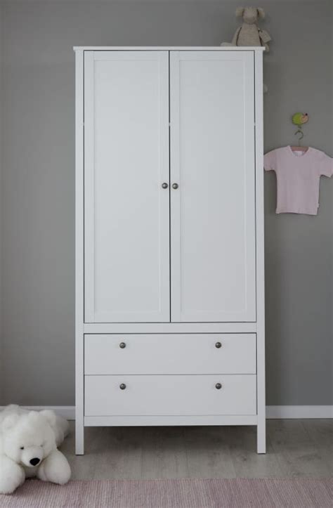 Dieser kleiderschrank verfügt über eine kleiderstange und einen einlegeboden hinter jeder der schiebetüren. Kleiderschrank OLE weiß in 2020 | Kleiderschrank kinderzimmer, Kleiderschrank holz und ...