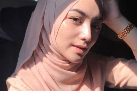 Tujuannya simpel banget, geng, yakni agar foto bisa terlihat lebih simetris. √ 50+ Rahasia Gaya Selfie Hijab Kekinian Para Selebgram ...