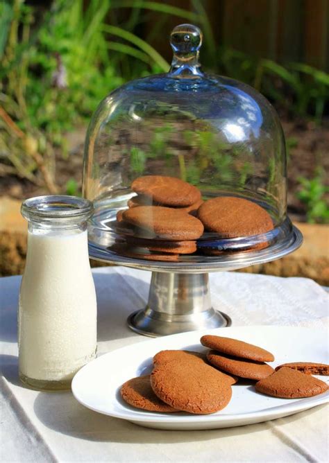 Vegan cream cheese and cashew nuts make these biscuits rich and creamy, without using any animal products! Ginger Nut Biscuits (Cookies) - Cooking with Tenina ...
