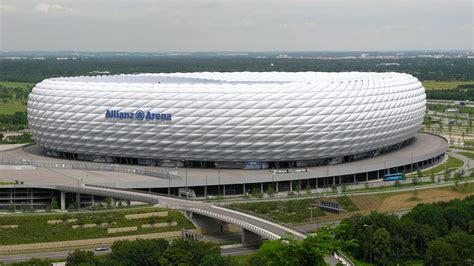 Home to munich's two leading clubs, fc bayern and tsv 1860, this futuristic stadium is a must see for visitor. Allianz Arena — Wikipédia