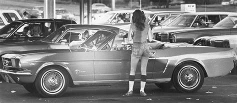 Carhop At Kellers Drive In Dallas Tx 1970s Oldschoolcool