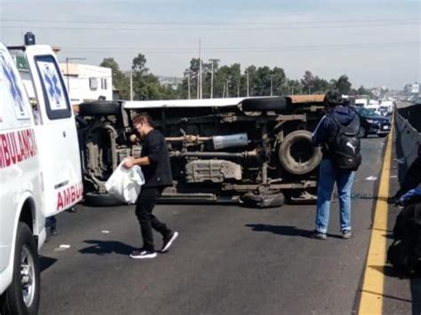 Vuelca camioneta de transporte público en la México Puebla