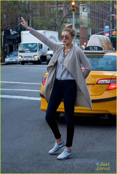 Gigi Hadid Successfully Hails A Cab In Nyc Photo 671110 Photo