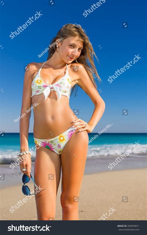 Portrait Happy Sexy Girl Bikini Posing库存照片356059811 Shutterstock