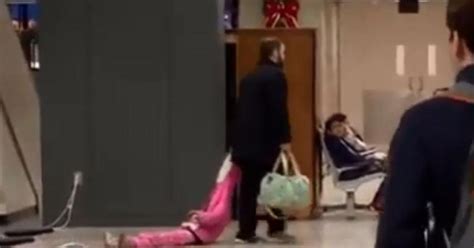 Video Hombre Arrastra A Su Hija Por El Aeropuerto Tc Televisión