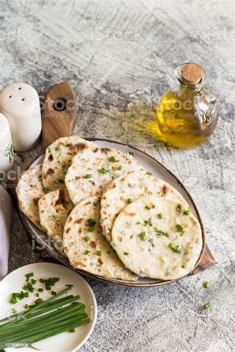 양파 난 전통 인도 빵 파를 곁들인 피타 빵 또는 스콘 0명에 대한 스톡 사진 및 기타 이미지 0명 건강한 식생활 고수 Istock