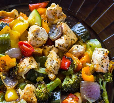 Puedes preparar un delicioso chop suey de pollo y verduras en tu propia cocina. Pollo y verduras asadas en una bandeja para hornear ...