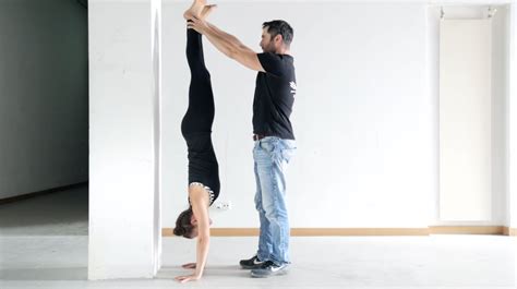 Handstand Lernen Anfänger Tutorial Beste Vorübungen Mady Morrison Yoga Lifestyle