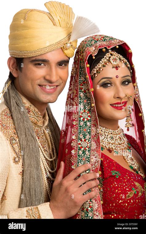 L Chelnde Indische Brautpaar In Traditionellen Brautkleid