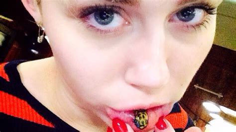 Miley Cyrus Schockt Mit Angeblichem Unterlippen Tattoo Shz