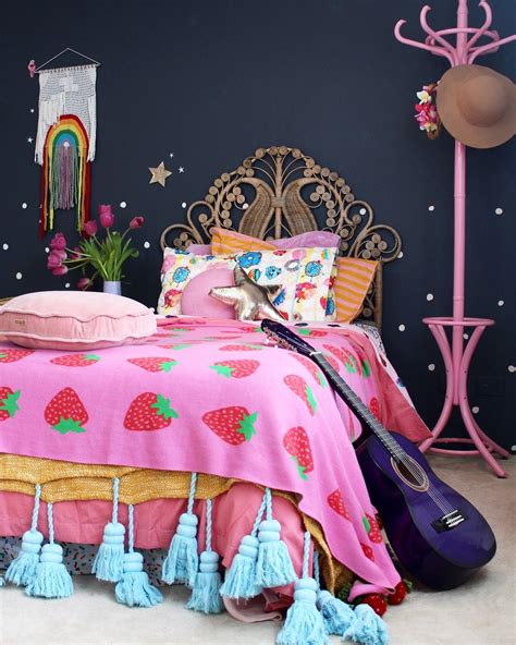 It's a safe and comfortable place, where the imagination feels free to wander. the boo and the boy: dark walls in kids' rooms