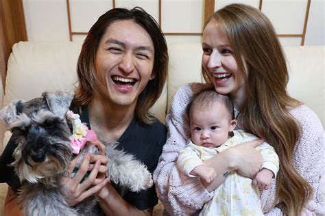 Ryota kohama ( 小 浜 良 太kohama ryōta ) (nascido em 4 de setembro de 1989), mais conhecido como ryota , é um baixista da banda de rock japonesa one ok rock. Jadi Ipar Avril Lavigne, 10 Potret Manis Keluarga Ryota ...