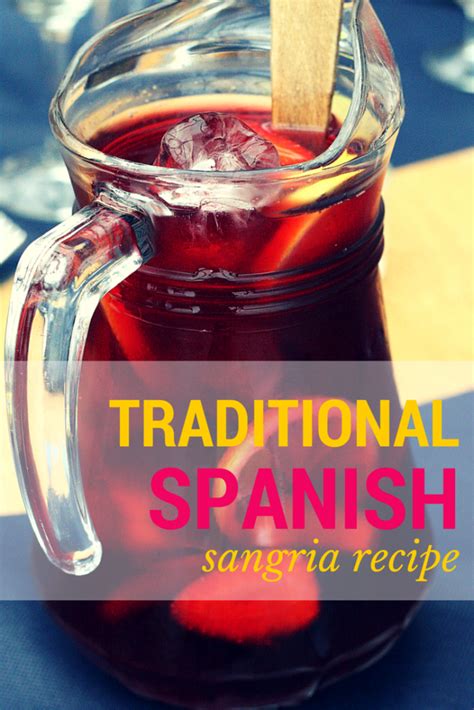 La sangria classica è una bevanda alcolica tipica spagnola a base di vino rosso, spezie e frutta. Ricetta Sangria spagnola tradizionale