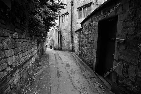 Dark Empty Alleyway — Stock Photo © 1000words 103994066