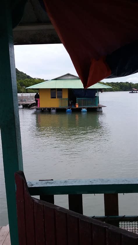 Rosa tidak hanya merintih tapi kini sudah menarik rambut dan meremas tubuhku. AKU DAN CERITAKU...: CHALET TERAPUNG TELUK BAYU