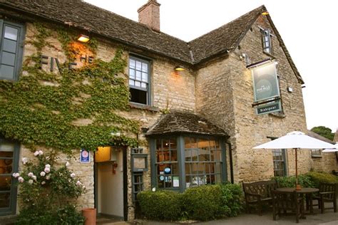 This traditional cotswolds inn boasts just 5 rooms and is situated on one of the most beautiful high streets in the uk. Cotswold Pub Accommodation & Inns with Rooms