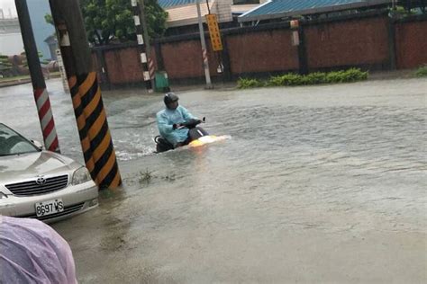 See more of 台南市淹水 on facebook. 影／Gogoro闖高雄淹水區!大燈滅頂照騎網友看傻「水陸兩用？」 | ETtoday車雲 | ETtoday新聞雲