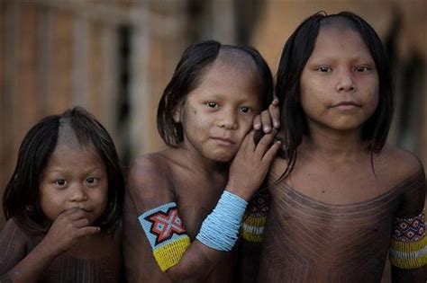 Wissen And Technik Tribal People Brazil Native People Pose For Pictures