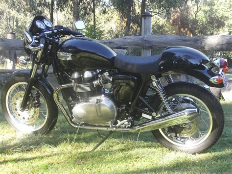 The triumph thruxton 900 is a great looking retro cafe racer but just doesn't have the punchy power you'd expect of a big twin. 2015 Triumph 900cc Thruxton 900 My10 - JBW4002729 - JUST BIKES