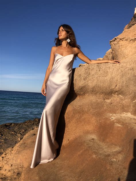 Ultra understated, the dress allows for a wide choice of accessories: BM 001 // BIAS SLIP LONG // MORE COLOURS in 2020 | Silk ...