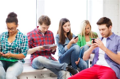 Jovens passam cada vez mais horas nas redes sociais e ...