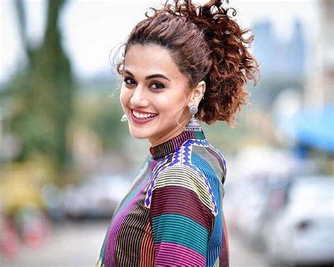 घुंघराले बालों को तापसी पन्नू की तरह करें स्टाइल Style Your Curly