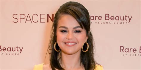 Selena Gomez shkon në Londër për të lançuar buzëkuqin Indeksonline net