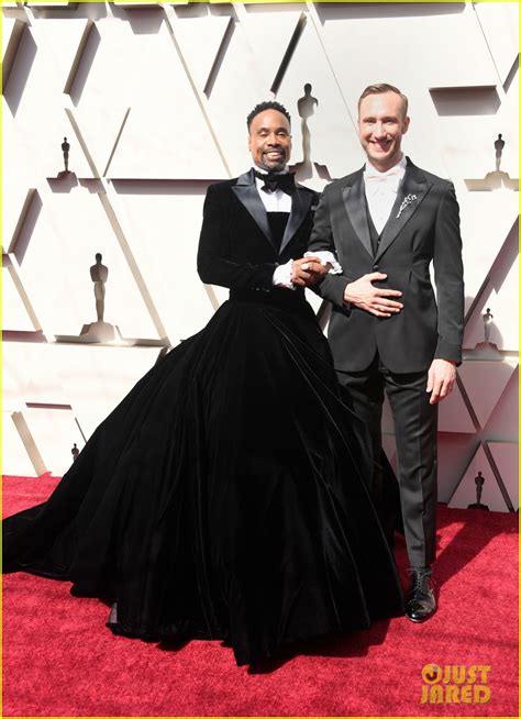 Poses Billy Porter Wears A Tuxedo Gown On Oscars 2019 Red Carpet