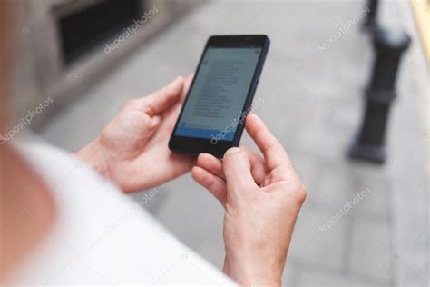 Manos Femeninas Sosteniendo Teléfono Celular Fotografía De Stock