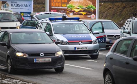 Genossenschaft mit beschränkter haftung, privat bank ag der raiffeisenlandesbank oberösterreich,. Alarmfahndung nach Raubüberfall auf Bank in Linz-Urfahr ...