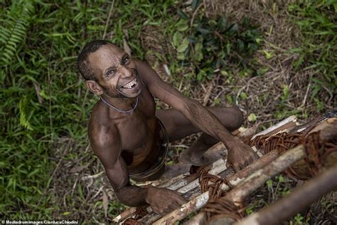 Rare Look At Indonesian Korowai People Who Were Undiscovered Until Daily Mail Online