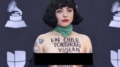 Mon Laferte Protesta En Topless Por Chile Durante Los Latin Grammy