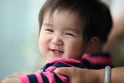 무료 이미지 손 사람들 소녀 놀이 아시아 사람 초상화 중국말 어린이 아가 표정 어린 시절 웃고있는 미소