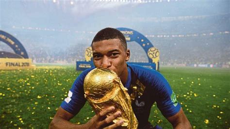Paris Saint Germain in yıldızı Kylian Mbappe ye büyük onur Futbol