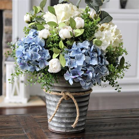 Stunning Blue And Creamy White Hydrangea Centerpiece フラワーアレンジメント シルクフラワーアレンジメント 花 アレンジメント