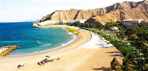Oman's lush northern coast lies between the sea and inland mountains. Omán